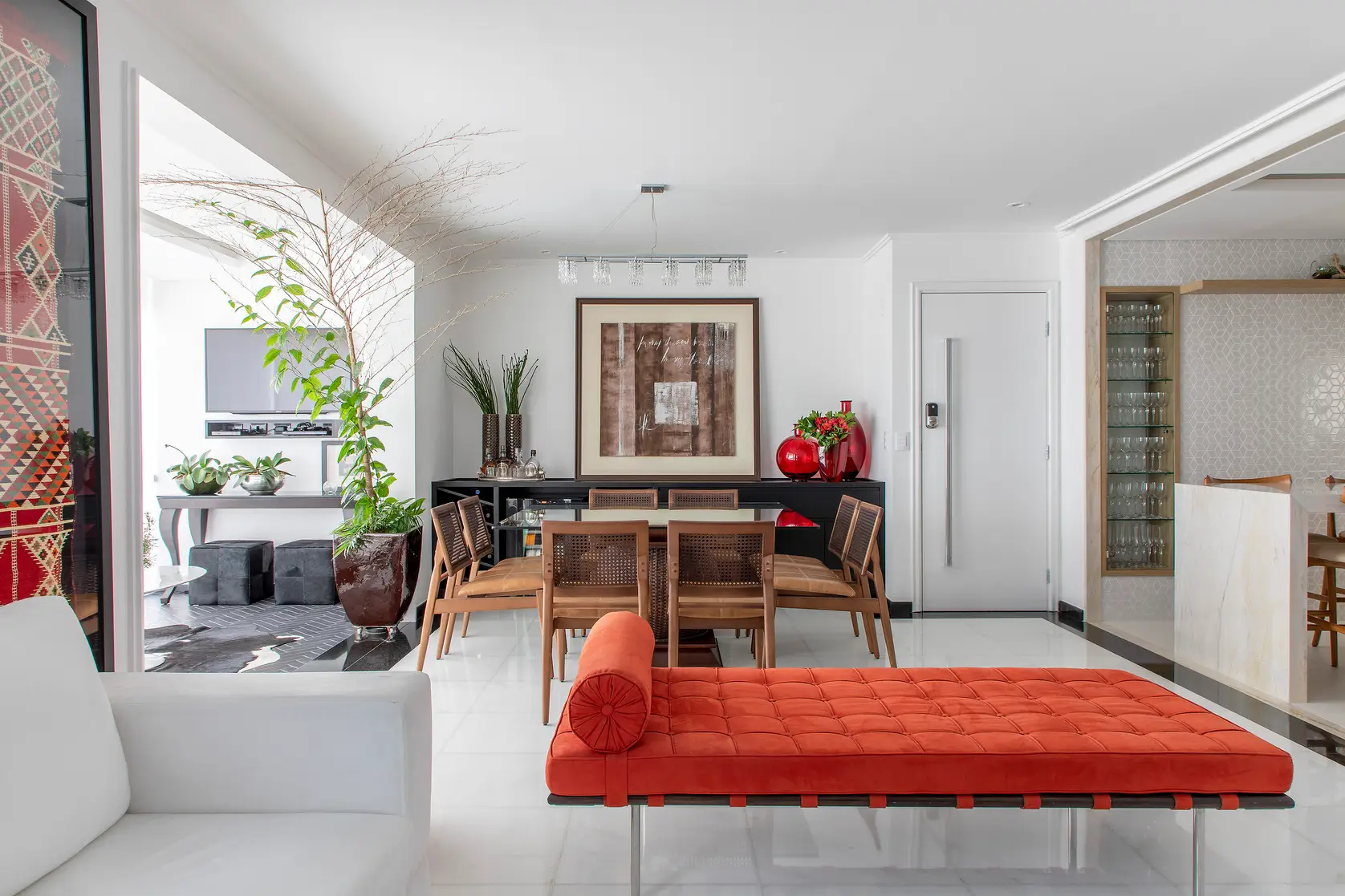 Integração entre sala de estar, sala de jantar e varanda com acabamentos executados sob gestão da MIS Arquitetura